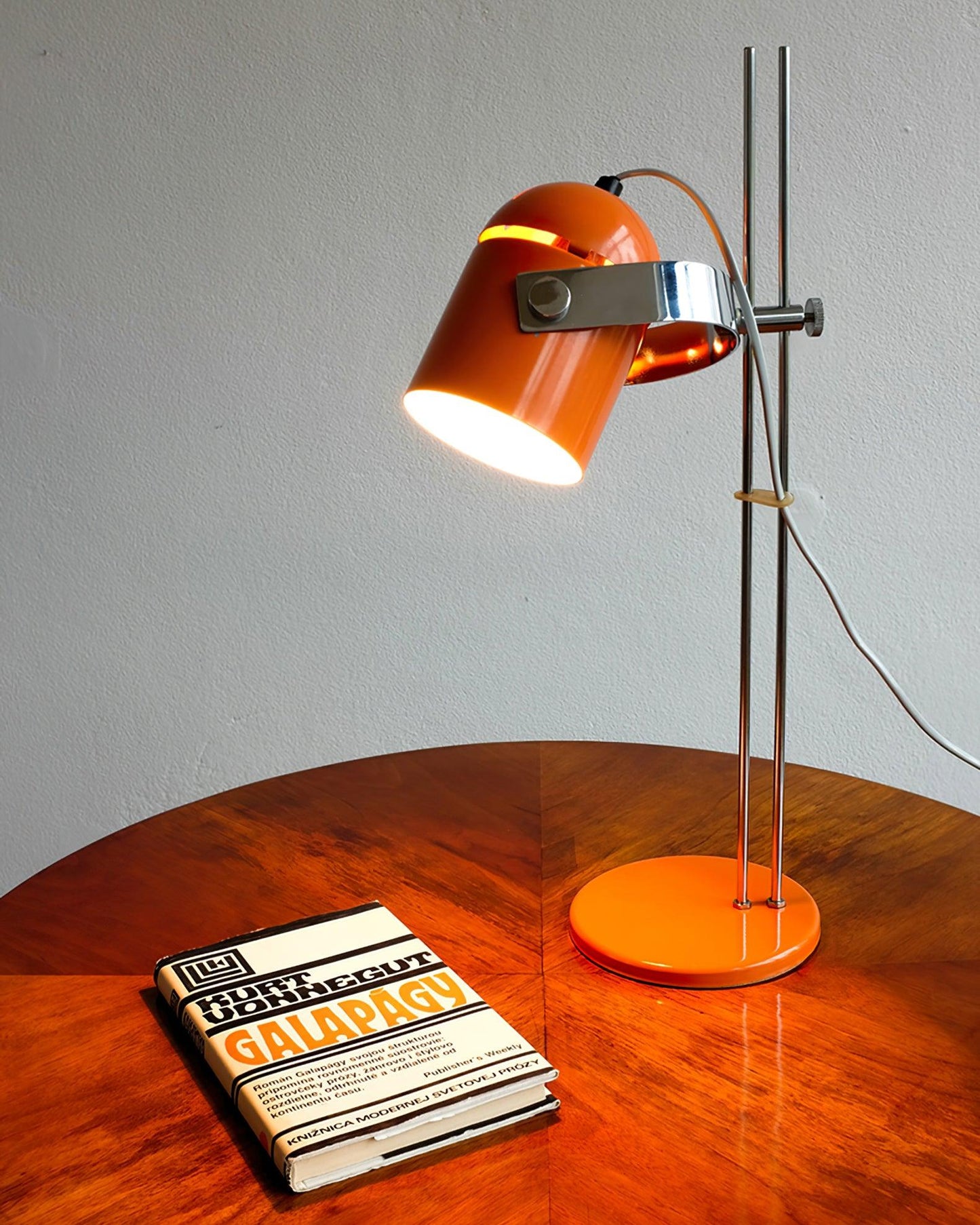 Adjusta Liftable Desk Lamp