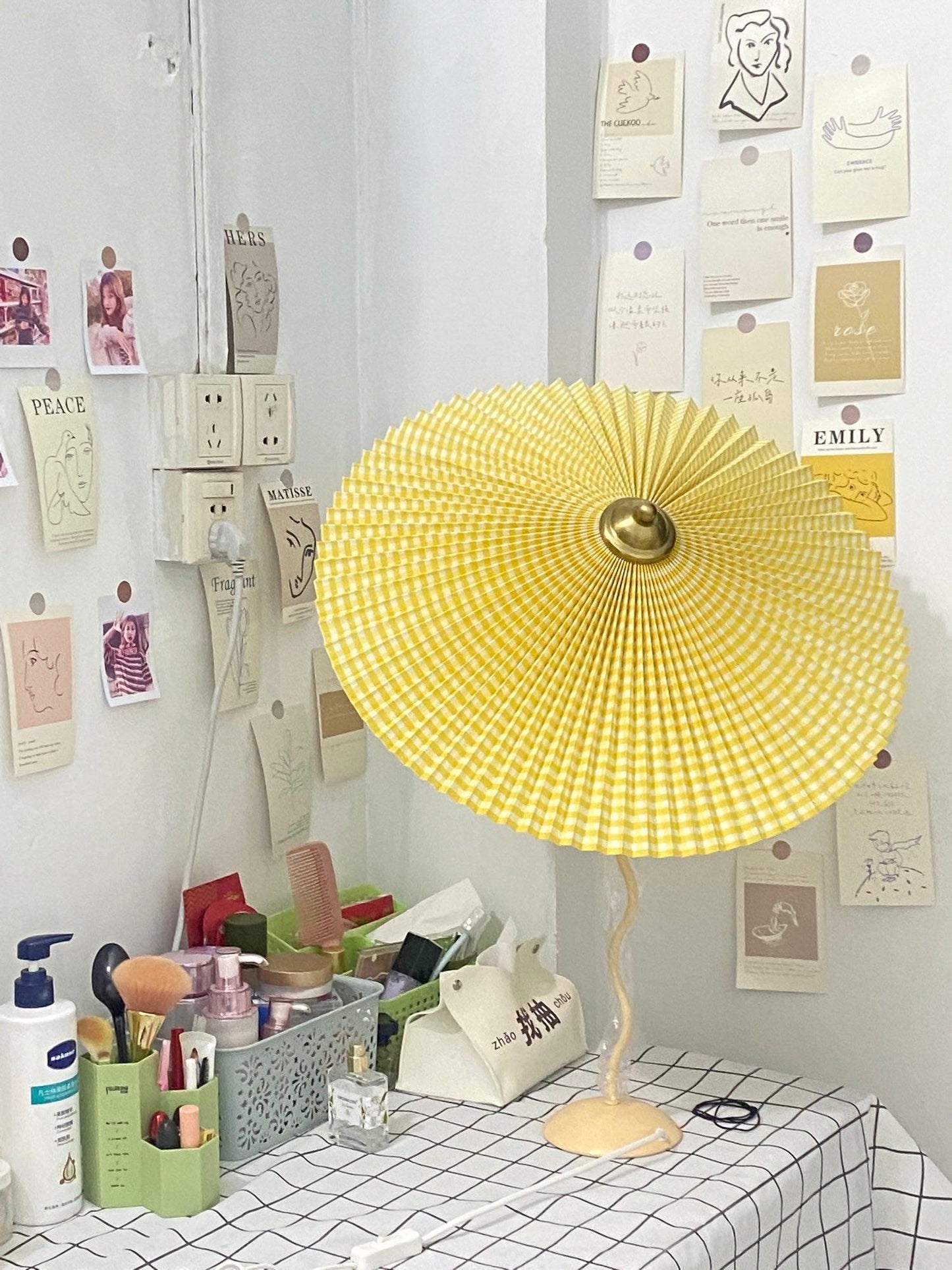 Pleated Hat Table Lamp